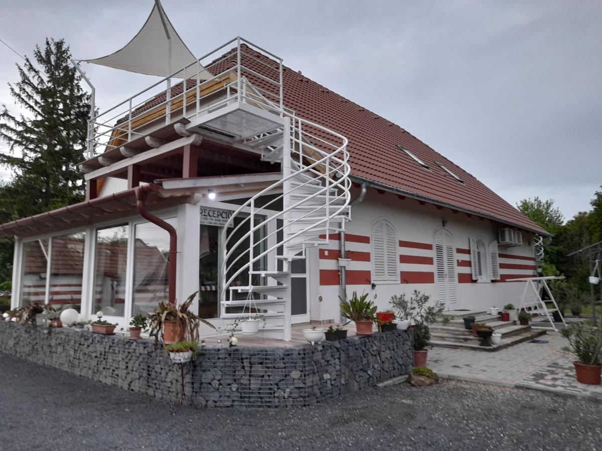 Bella Badacsony Apartmanhaz Apartment Badacsonytomaj Ngoại thất bức ảnh